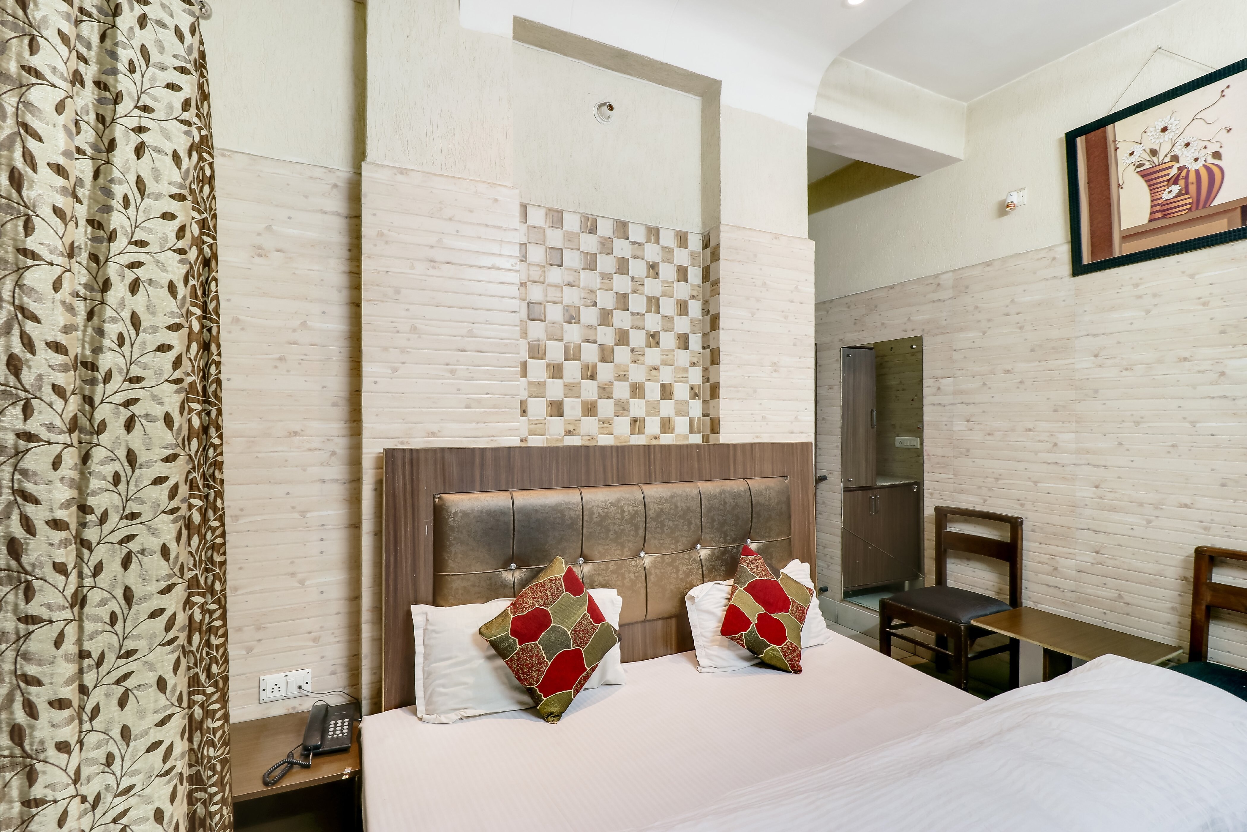 Hotel Grand Room