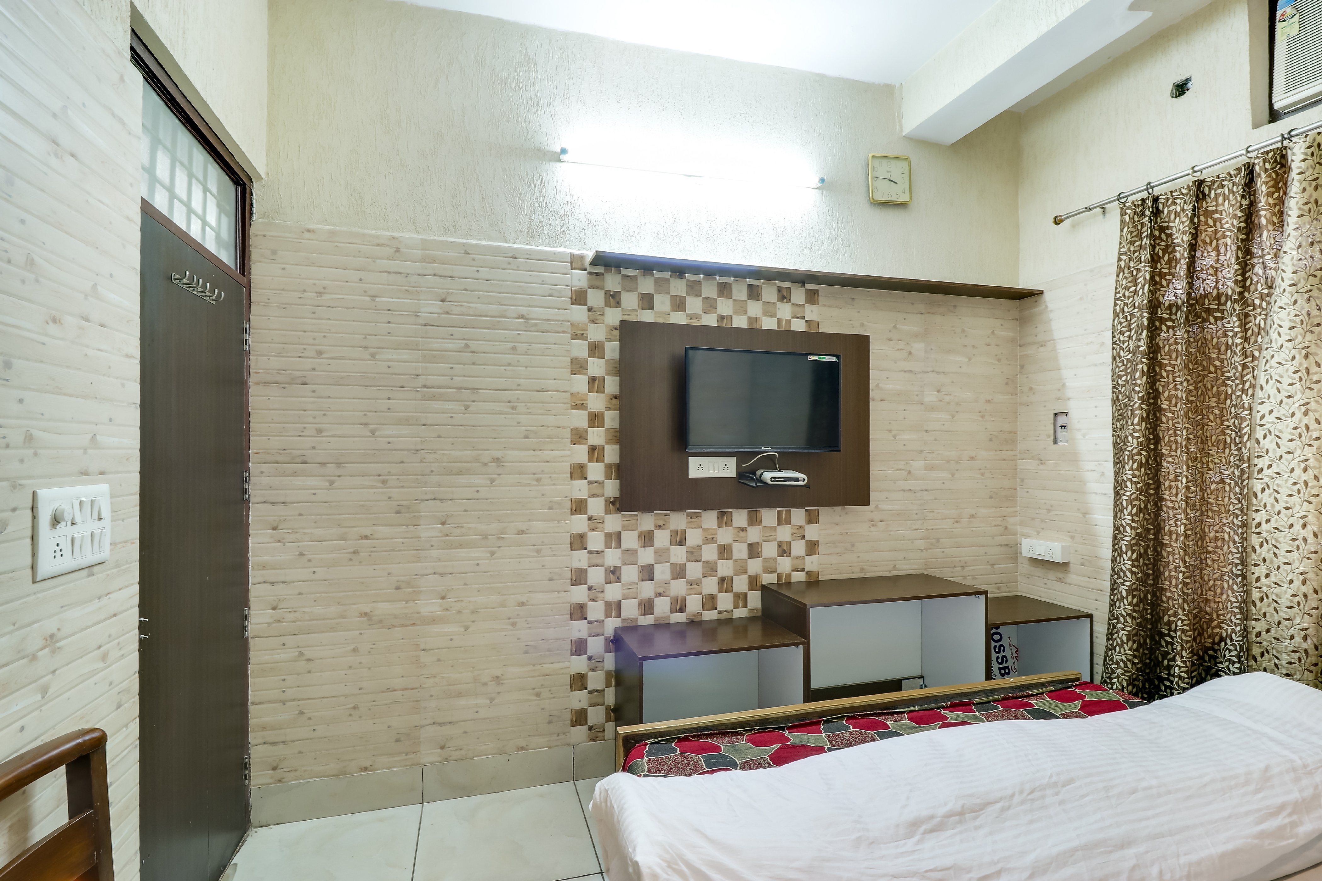 Hotel Grand Room