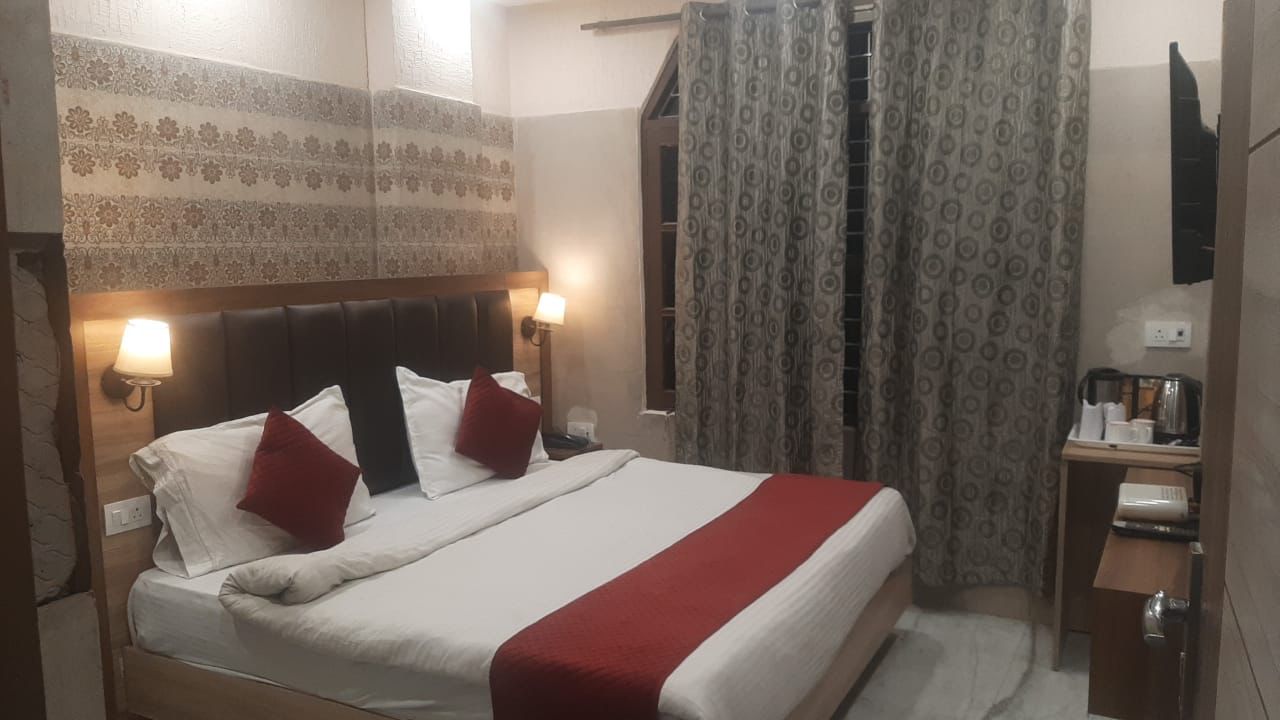 Hotel Grand Room