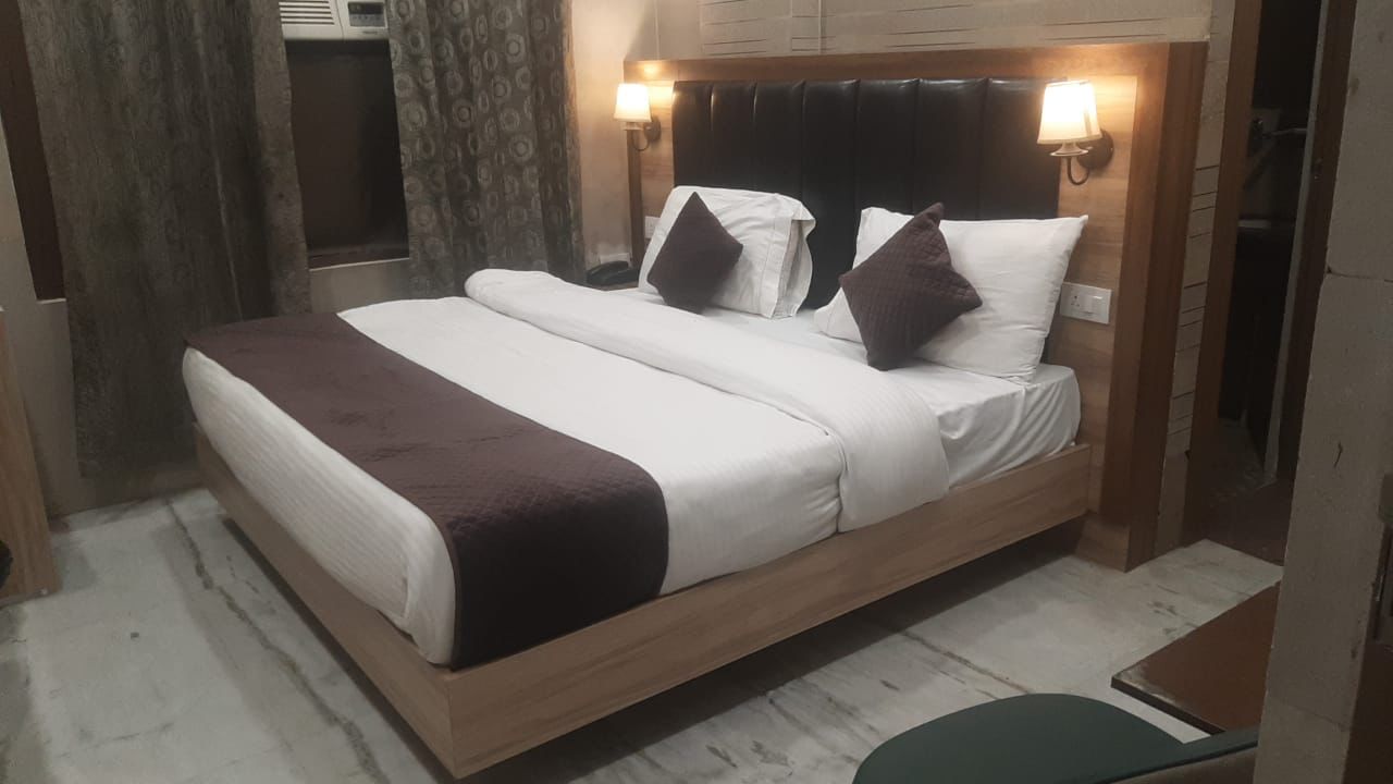 Hotel Grand Room