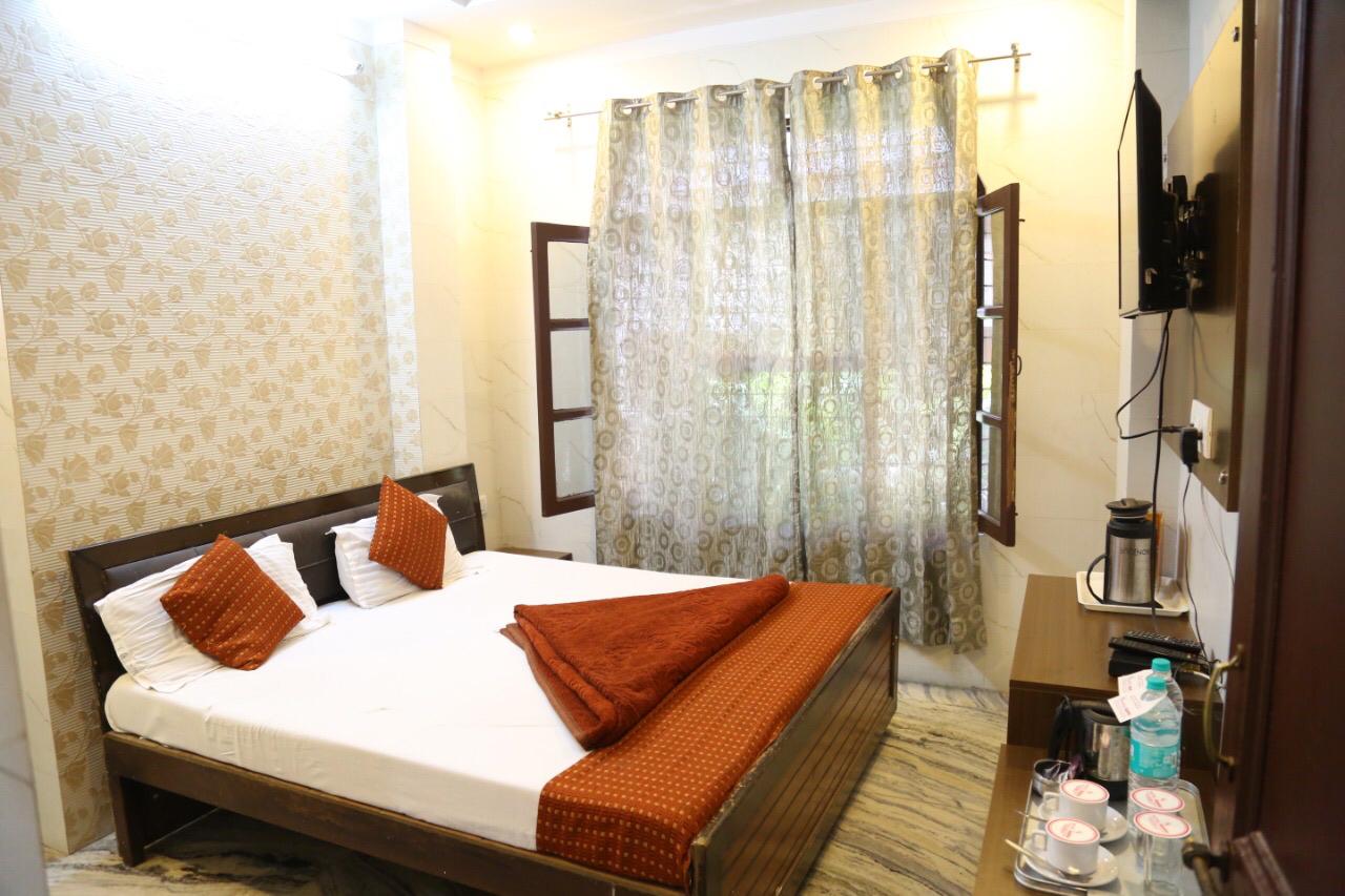 Hotel Grand Room
