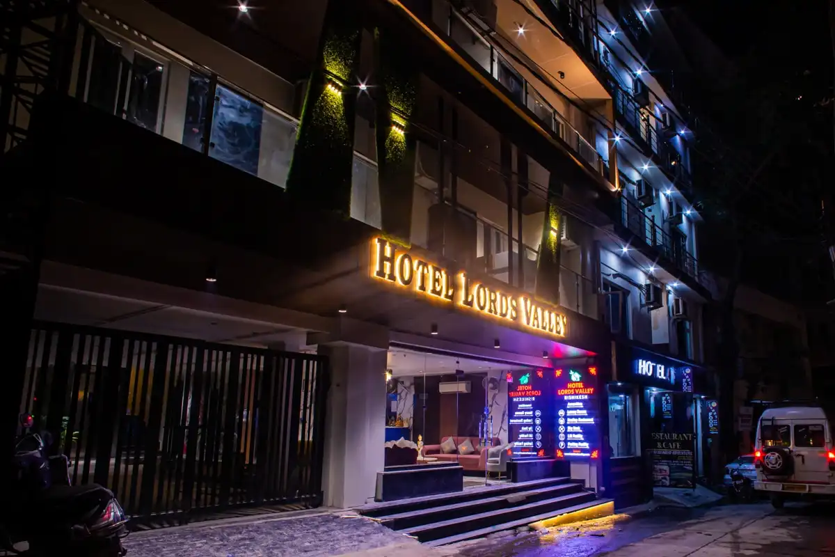 Hotel Lords Valley Facade