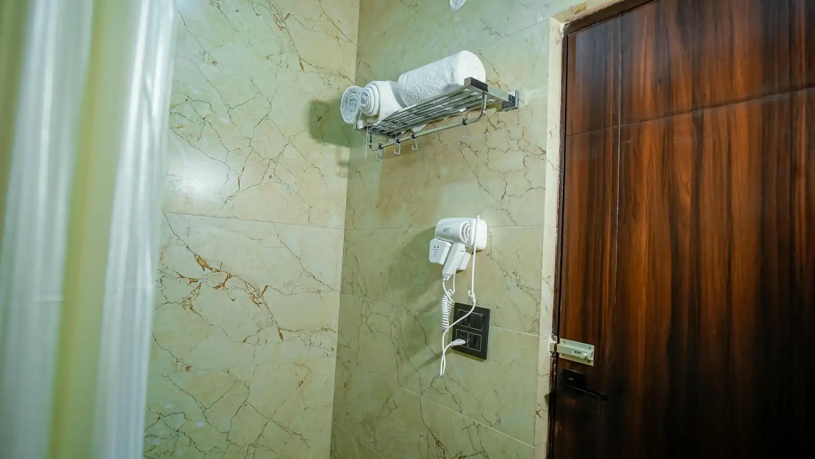 Hotel Lords Valley Bathroom