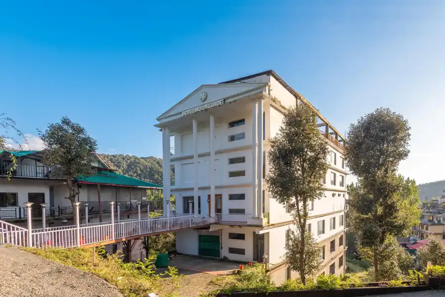 Hotel Moonglade Dalhousie Entrance