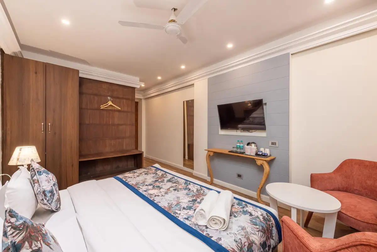 Hotel Sapling Mussoorie - 500MTR Picture Palace Mall Road Bedroom