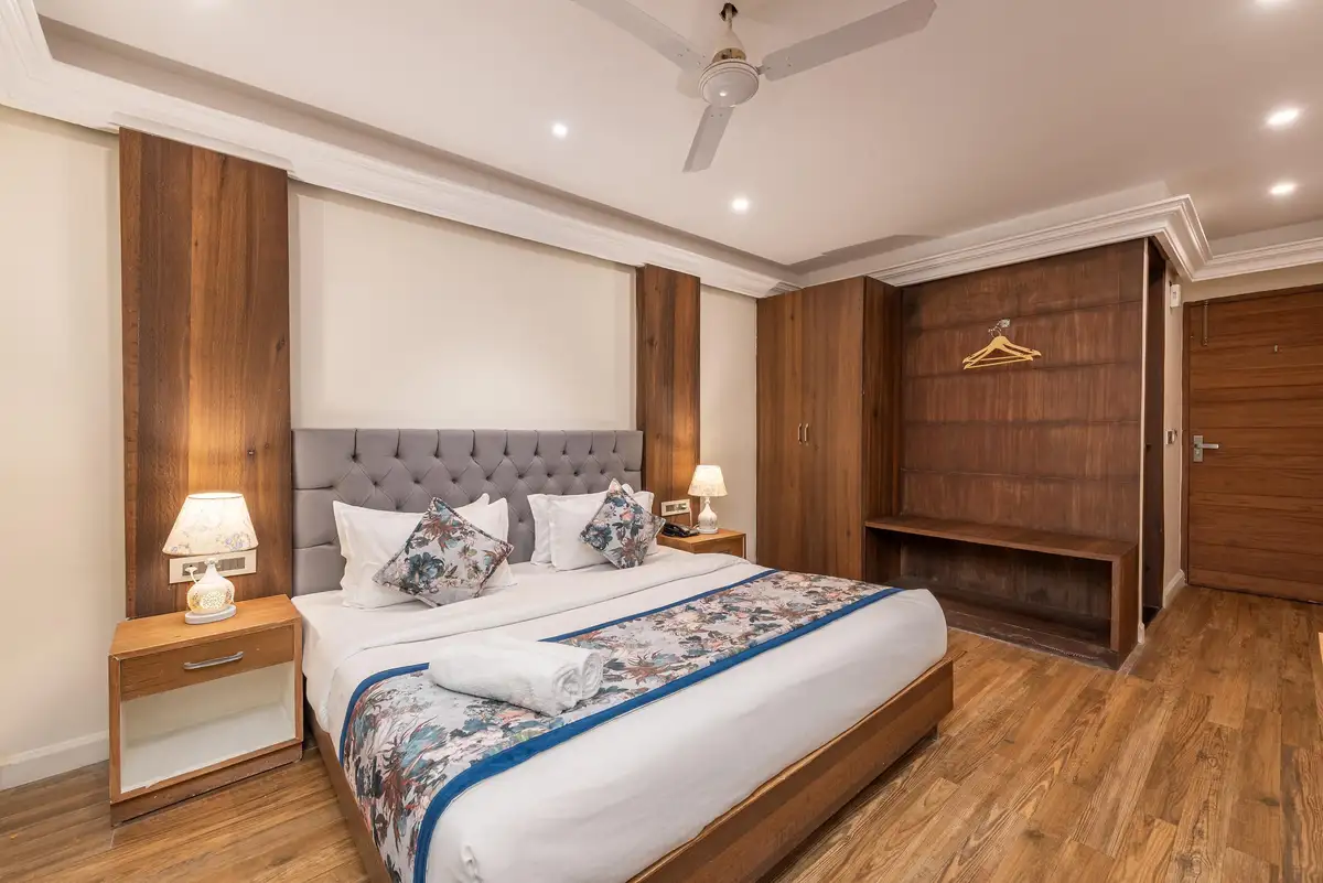 Hotel Sapling Mussoorie - 500MTR Picture Palace Mall Road Bedroom