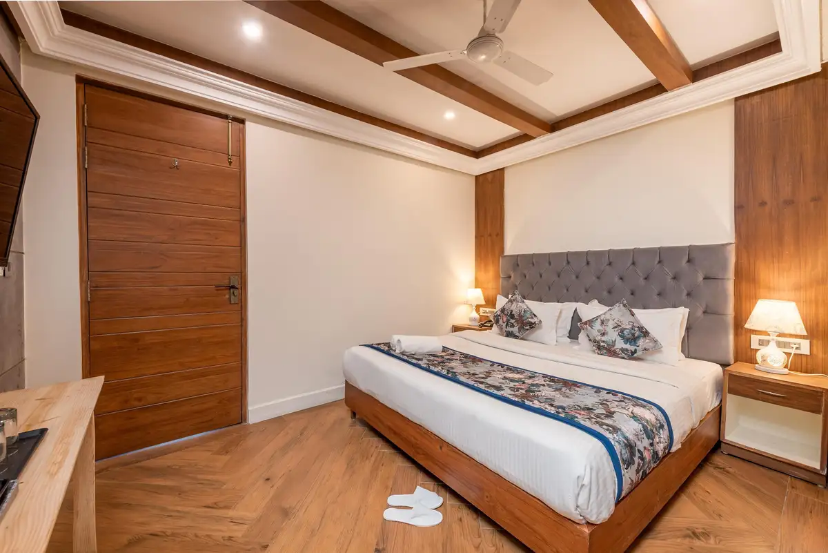 Hotel Sapling Mussoorie - 500MTR Picture Palace Mall Road Bedroom