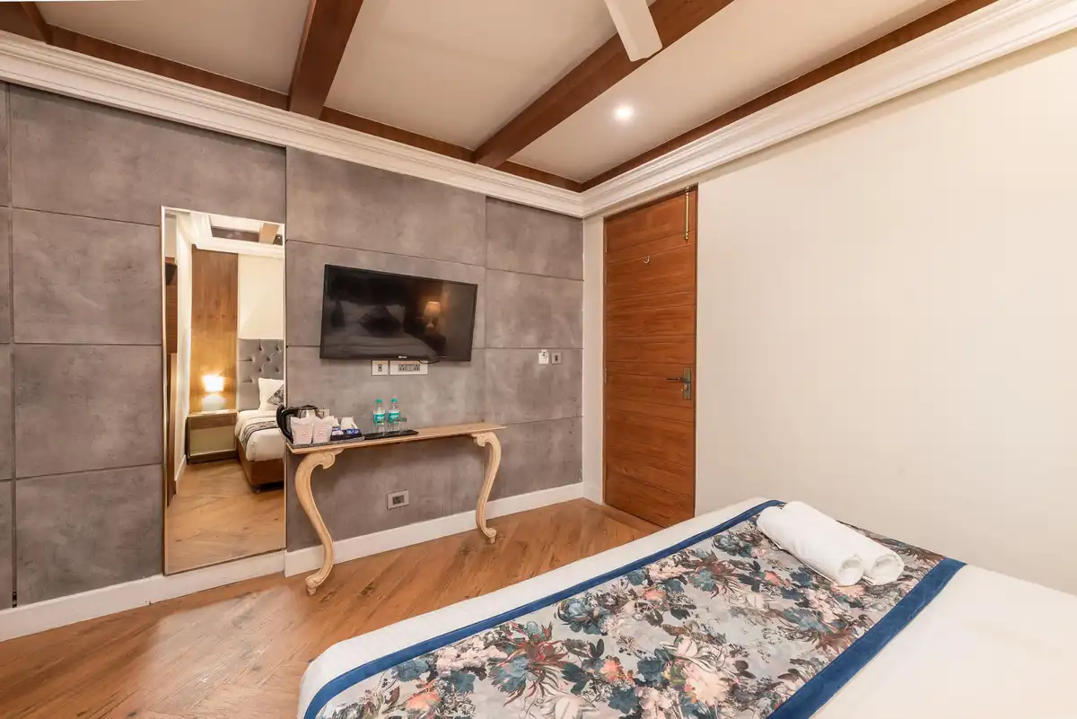 Hotel Sapling Mussoorie - 500MTR Picture Palace Mall Road Bedroom