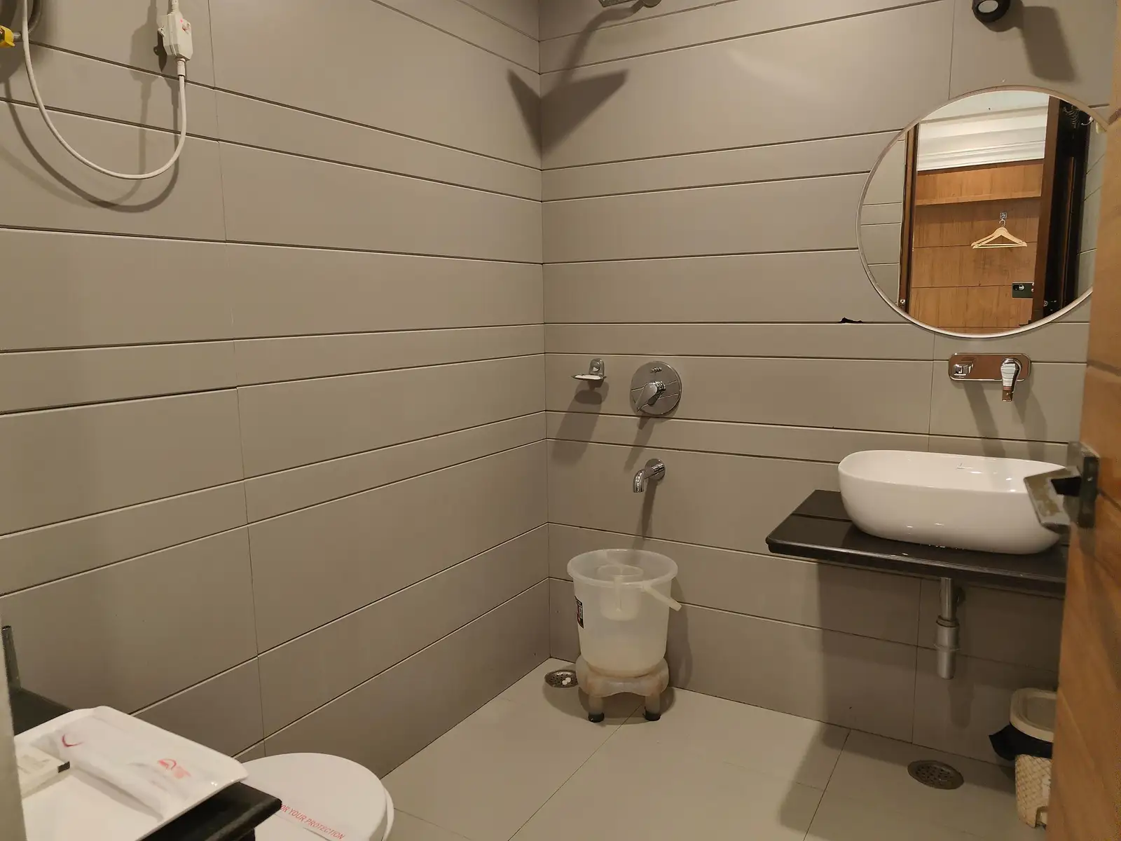Hotel Sapling Mussoorie - 500MTR Picture Palace Mall Road Bathroom