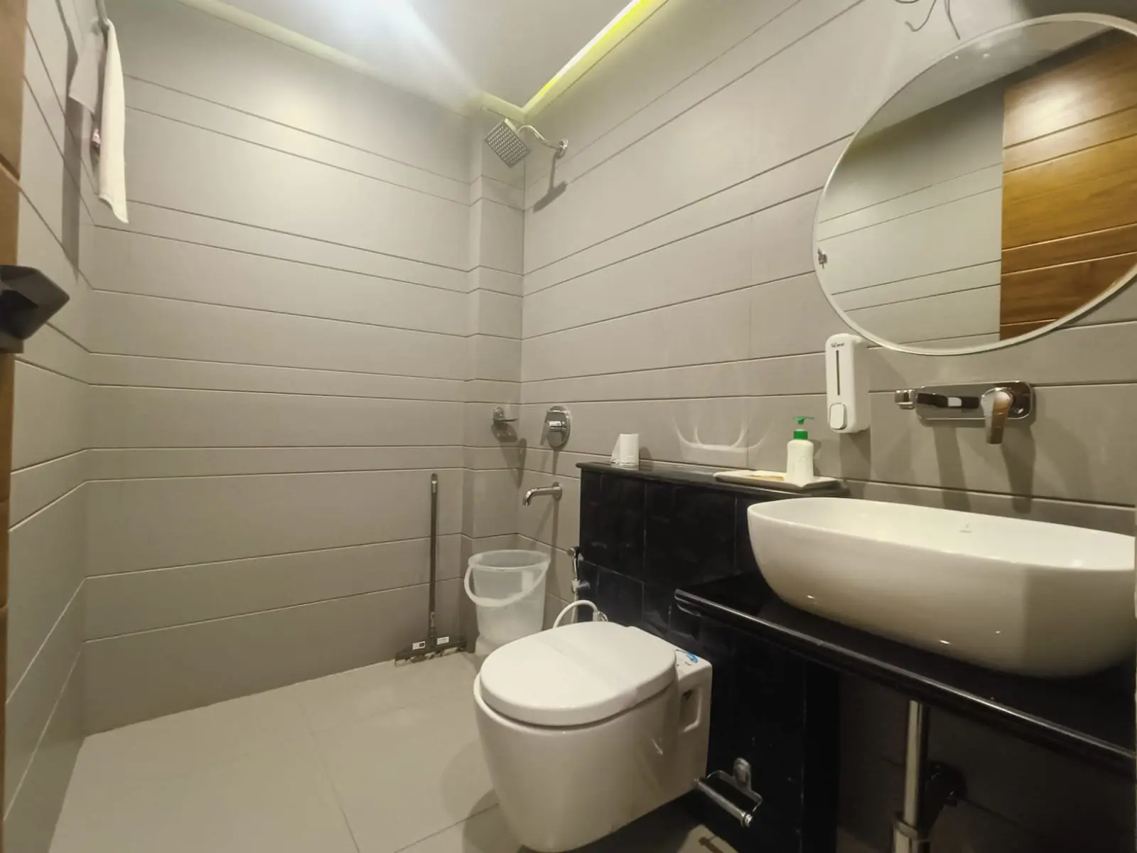 Hotel Sapling Mussoorie - 500MTR Picture Palace Mall Road Bathroom
