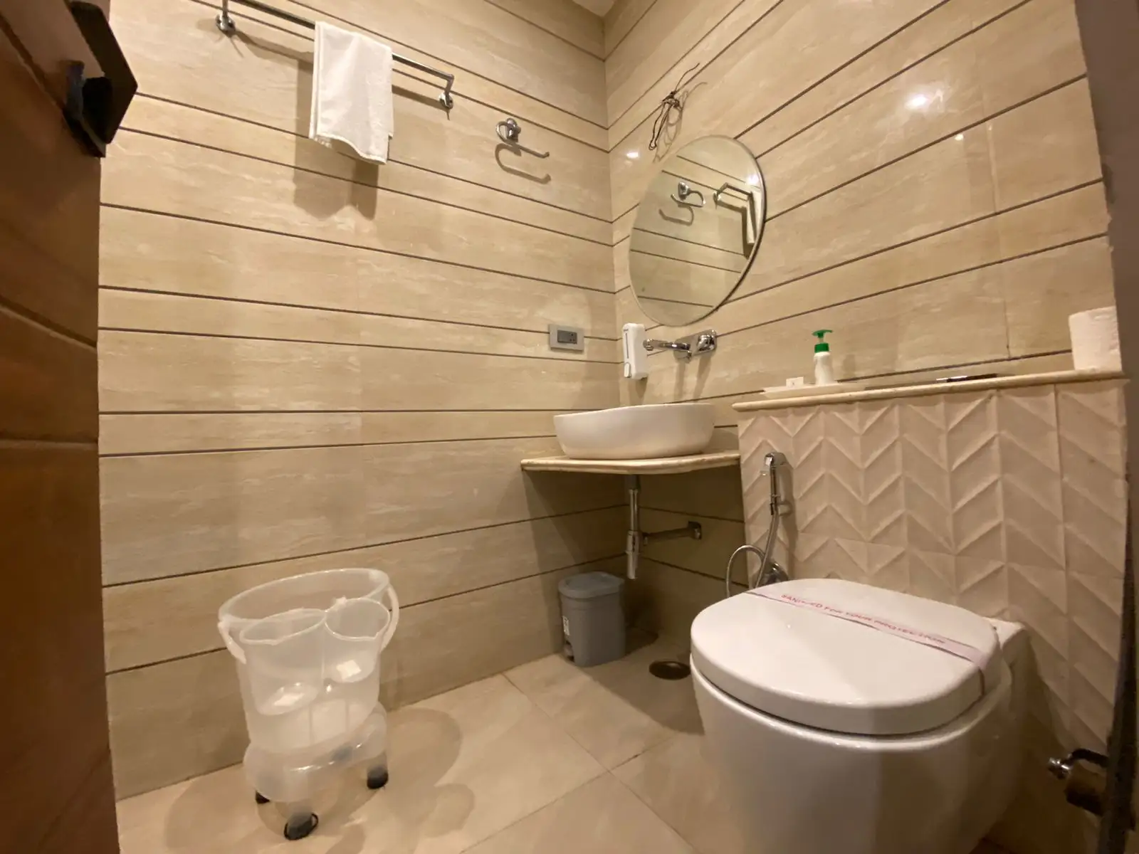 Hotel Sapling Mussoorie - 500MTR Picture Palace Mall Road Bathroom