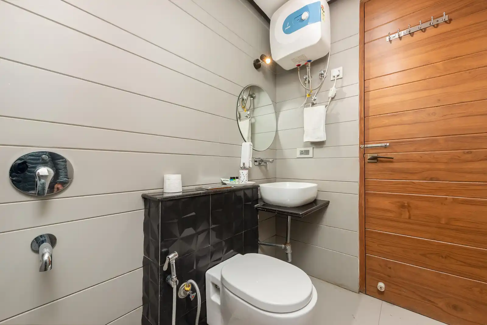 Hotel Sapling Mussoorie - 500MTR Picture Palace Mall Road Bathroom
