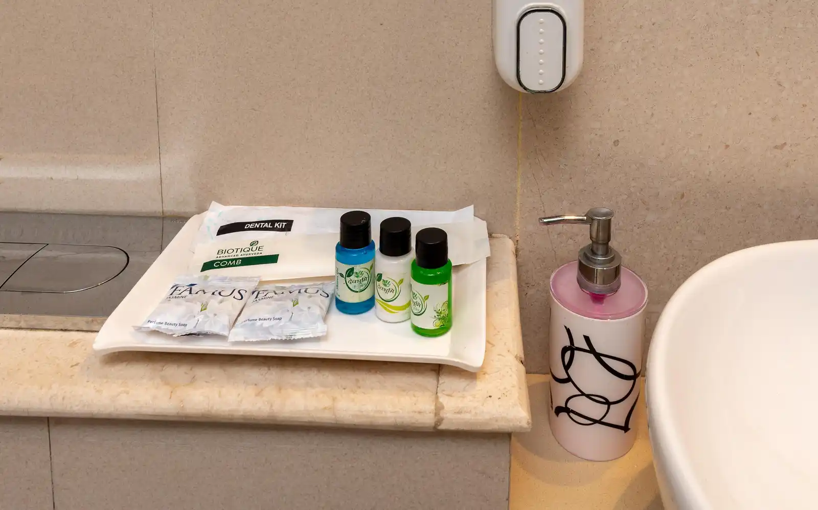 Hotel Sapling Mussoorie - 500MTR Picture Palace Mall Road Bathroom