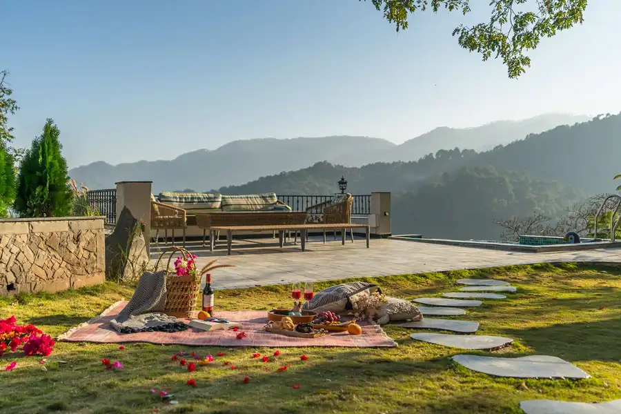 ILIKA W Heated Infinity Pool and Jacuzzi, Kasauli