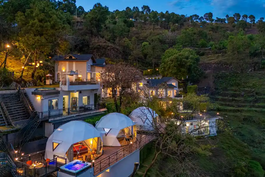 ILIKA W Heated Infinity Pool and Jacuzzi, Kasauli