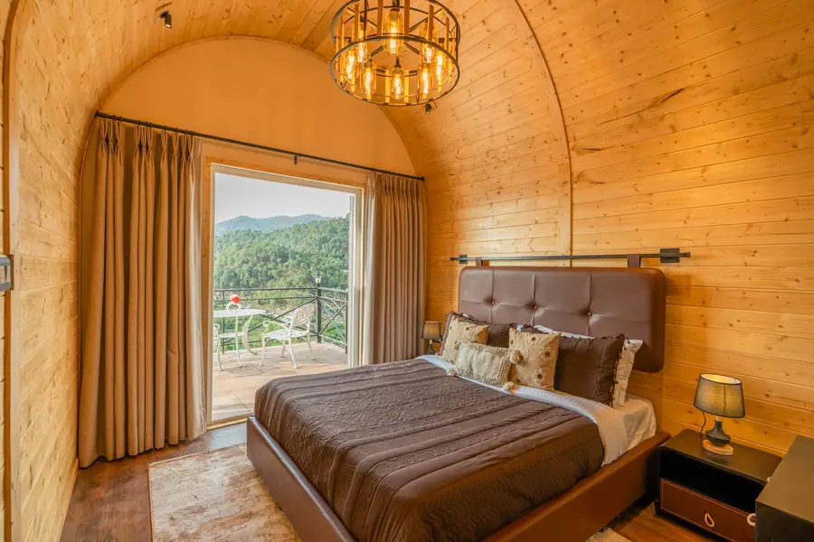 ILIKA W Heated Infinity Pool and Jacuzzi, Kasauli