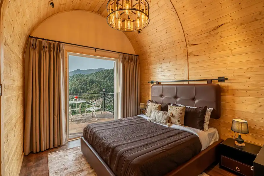 ILIKA W Heated Infinity Pool and Jacuzzi, Kasauli