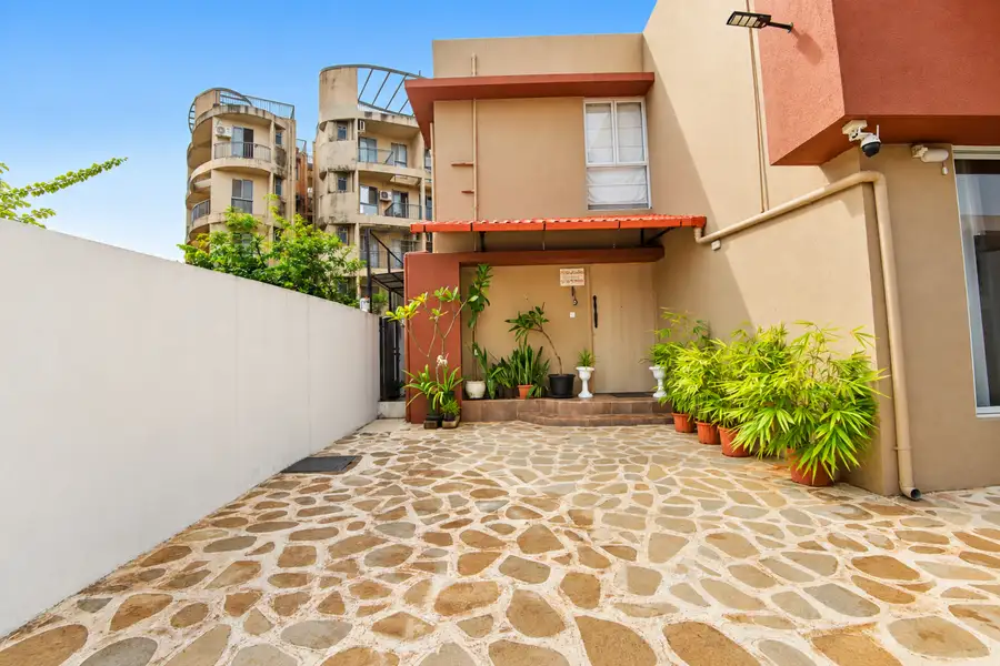 Jorene Villa, Karjat