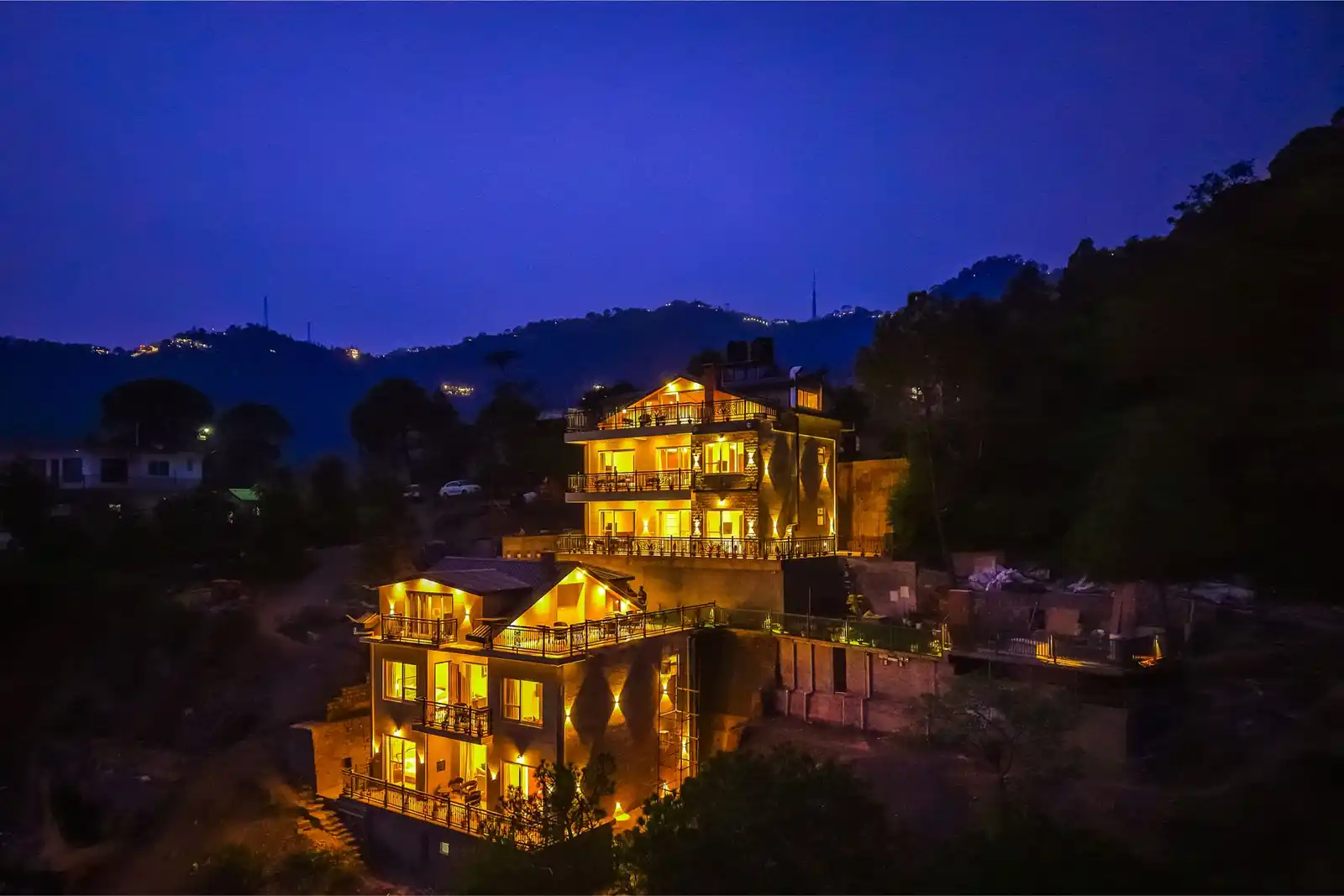 Konifer Pinegrove, Kasauli