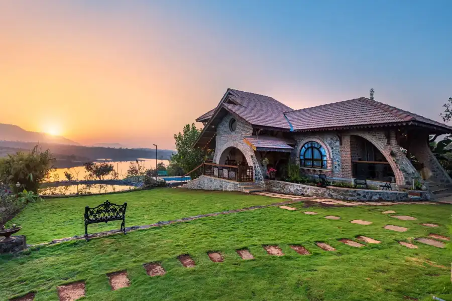 Lattitude By The Lake, Kamshet