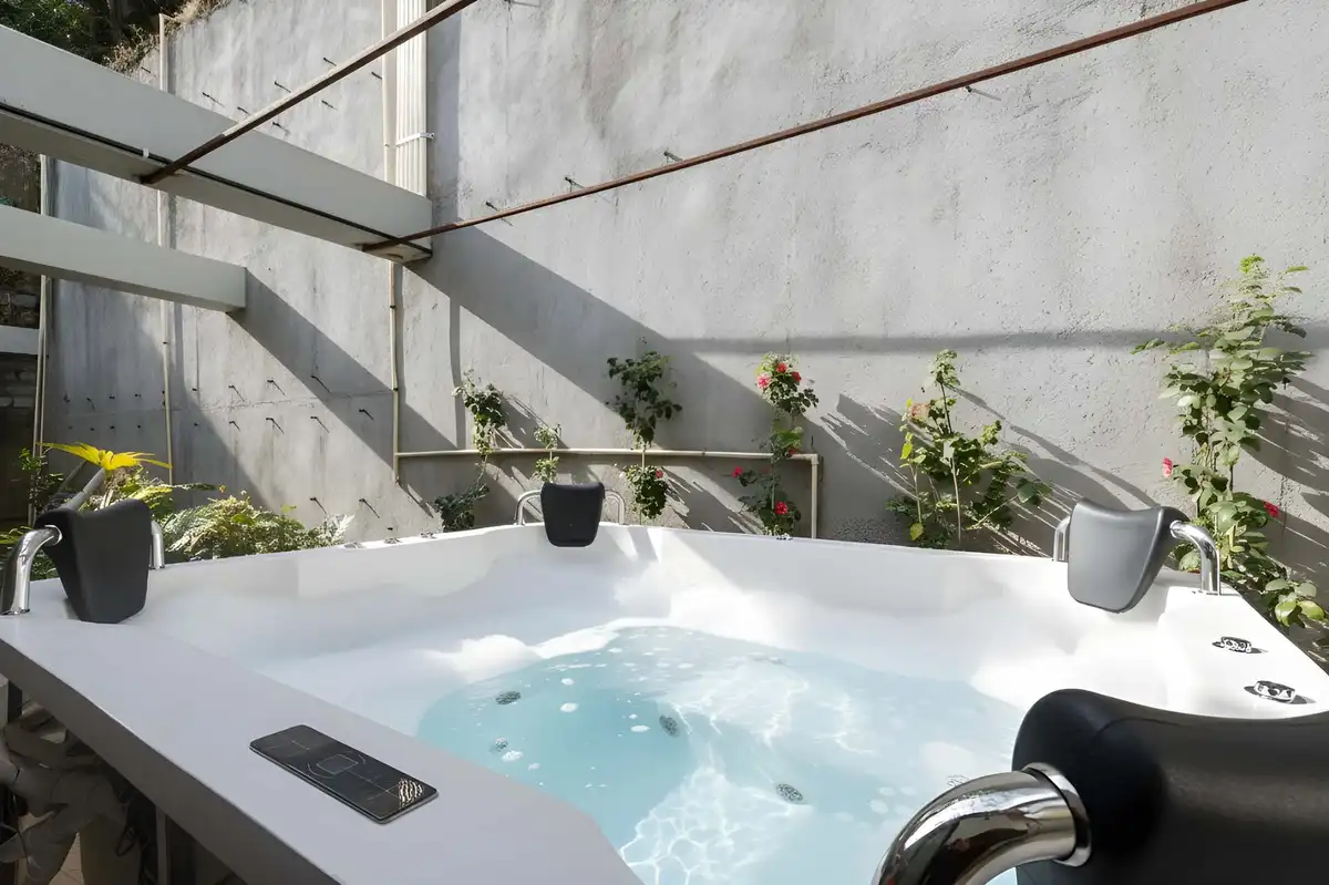 Louise Cottage W/ Outdoor Jacuzzi, Kasauli