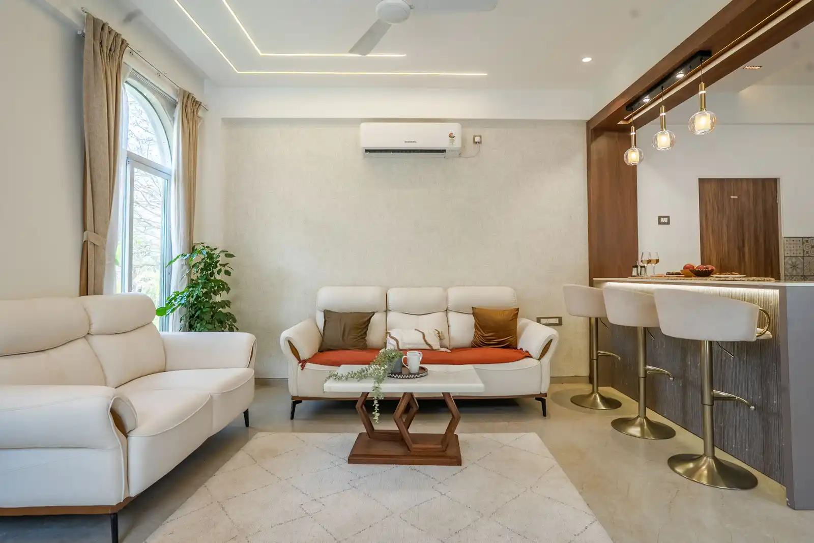 Lucca Villa, Karjat