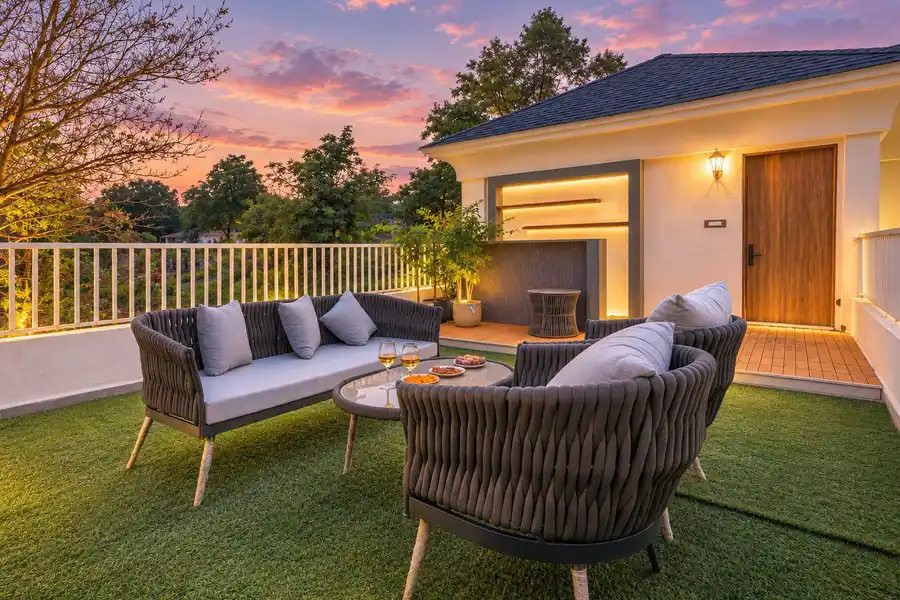 Lucca Villa, Karjat