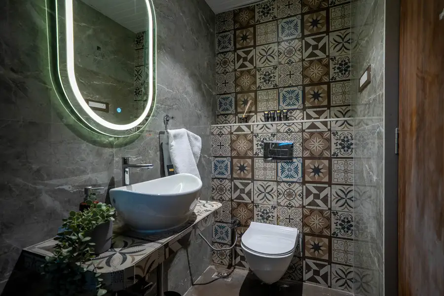 Lucca Villa, Karjat