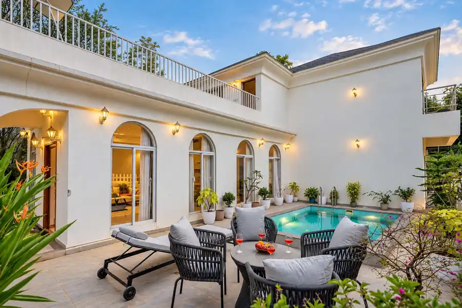 Lucca Villa, Karjat