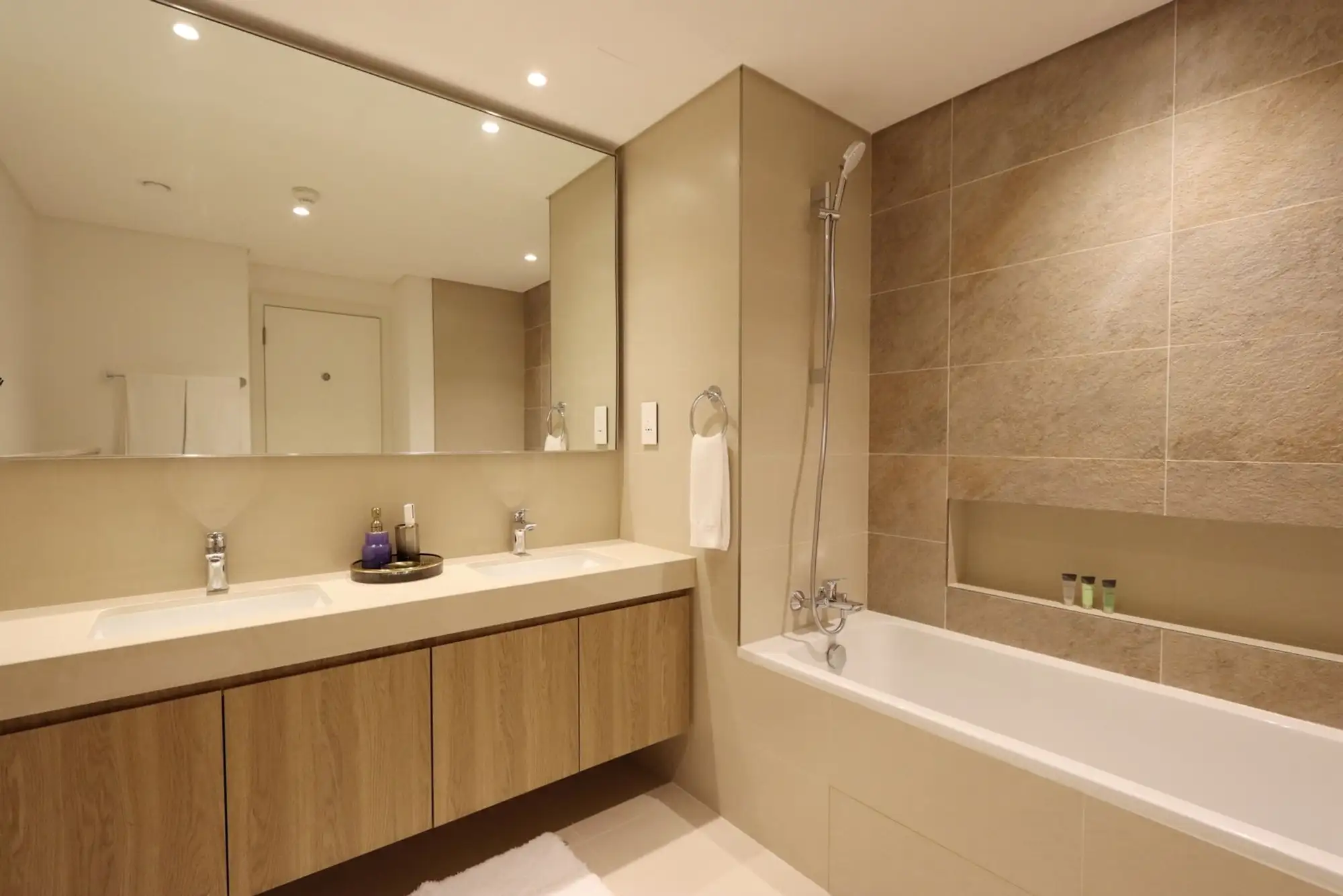 Luxury 3B and maids Burj View, Steps to Dubai Mall, Dubai