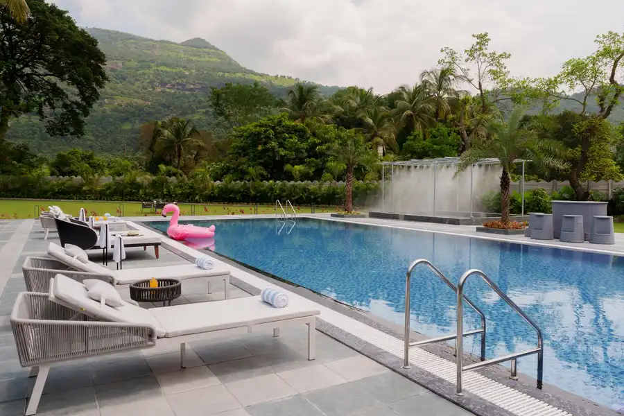 Middle Earth, Karjat