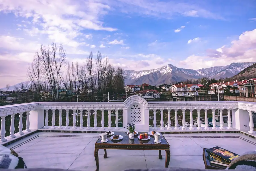 Midsummer Moon, Srinagar