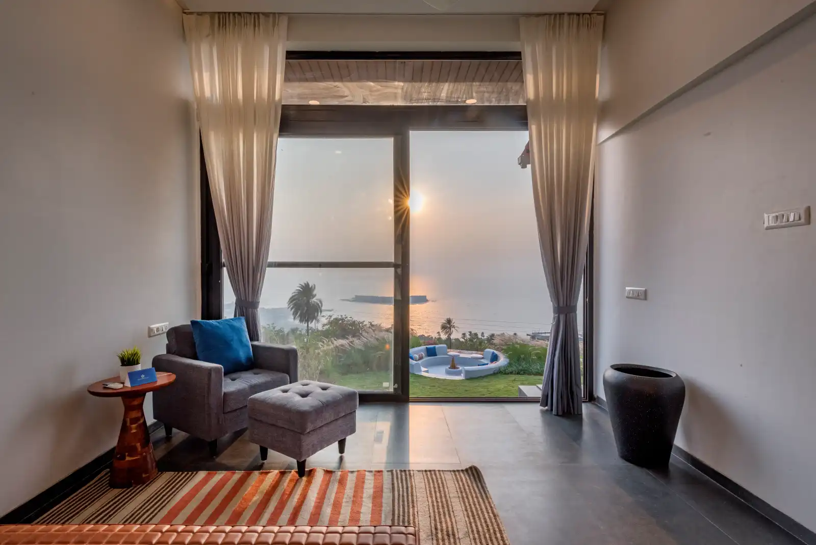 Mimosa Sunsets, Dapoli