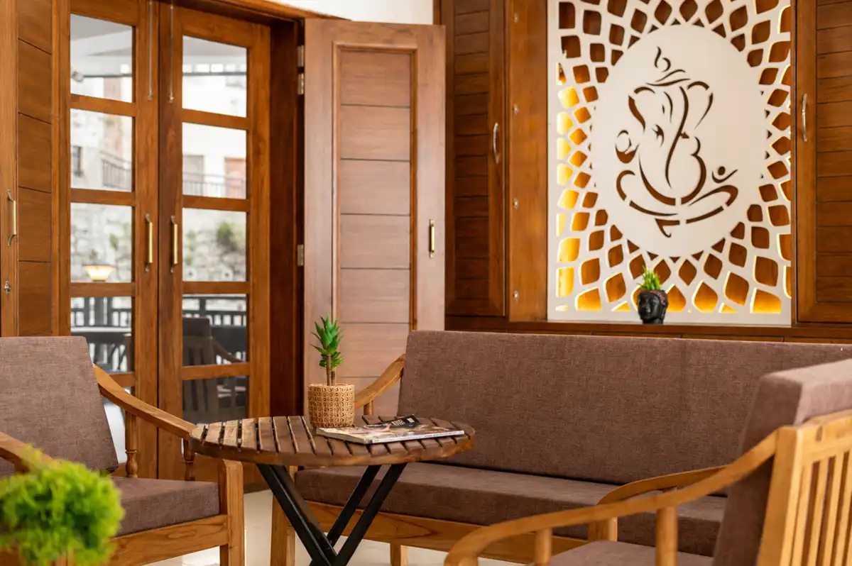 Mist & Manor Maple, Kasauli