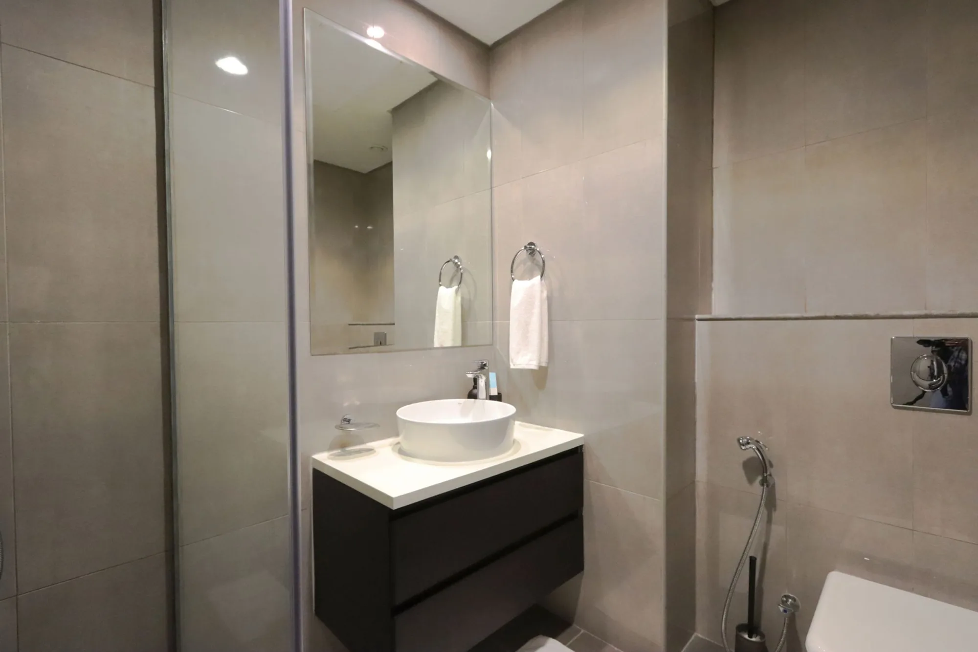 Modern 1 Bed In Merano Tower, Dubai