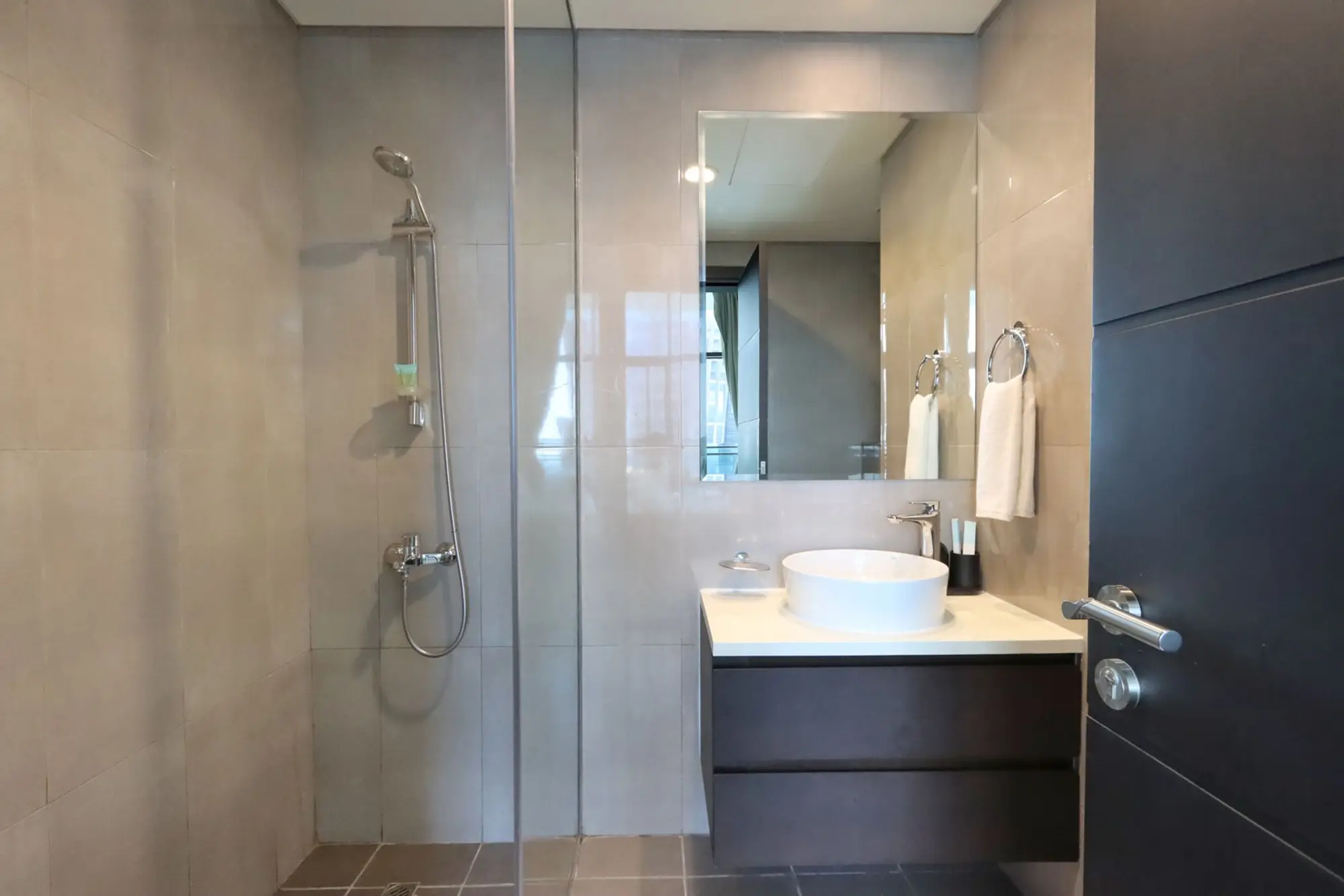 Modern 1 Bed In Merano Tower, Dubai