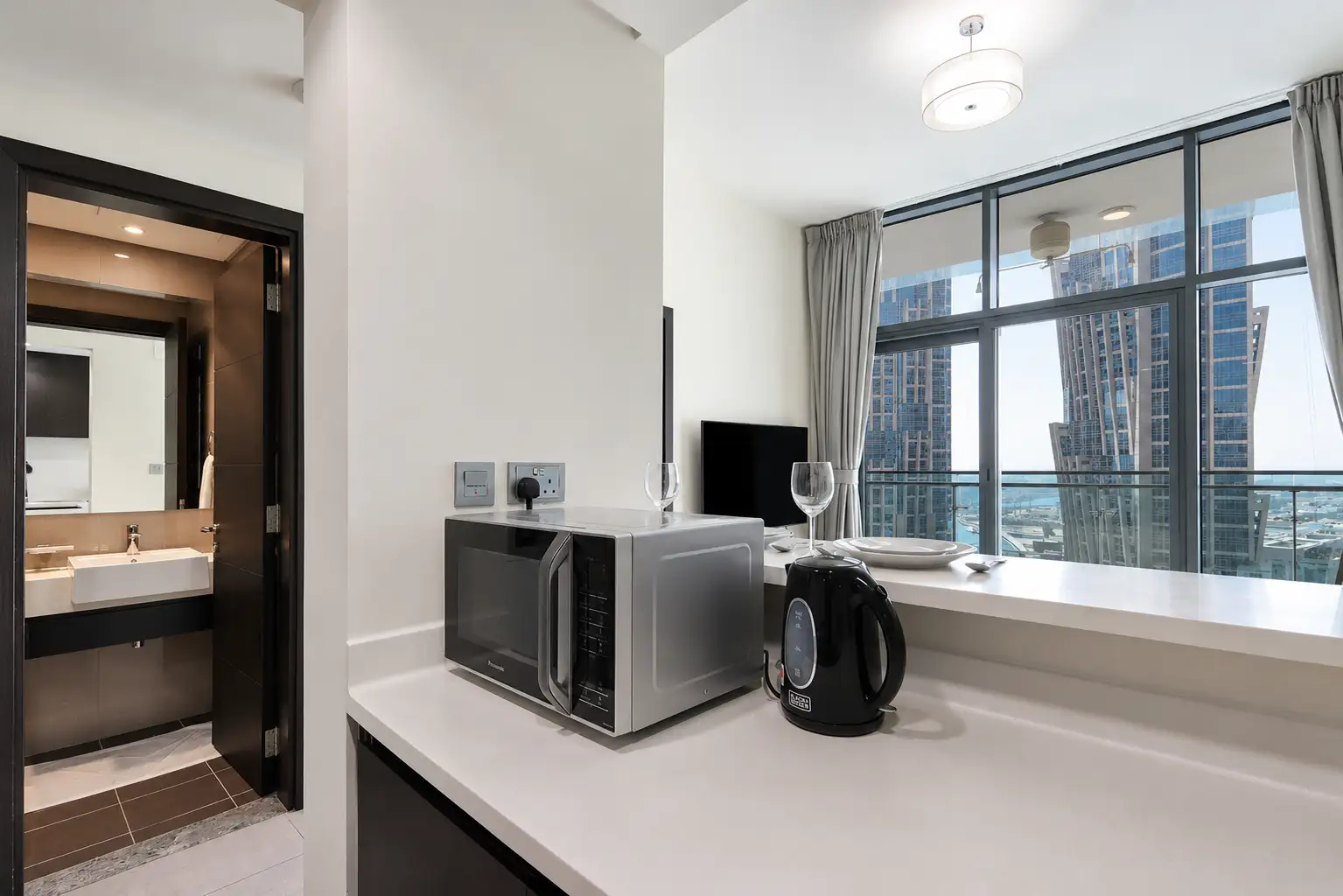 Modern 1 Bed In Merano Tower, Dubai