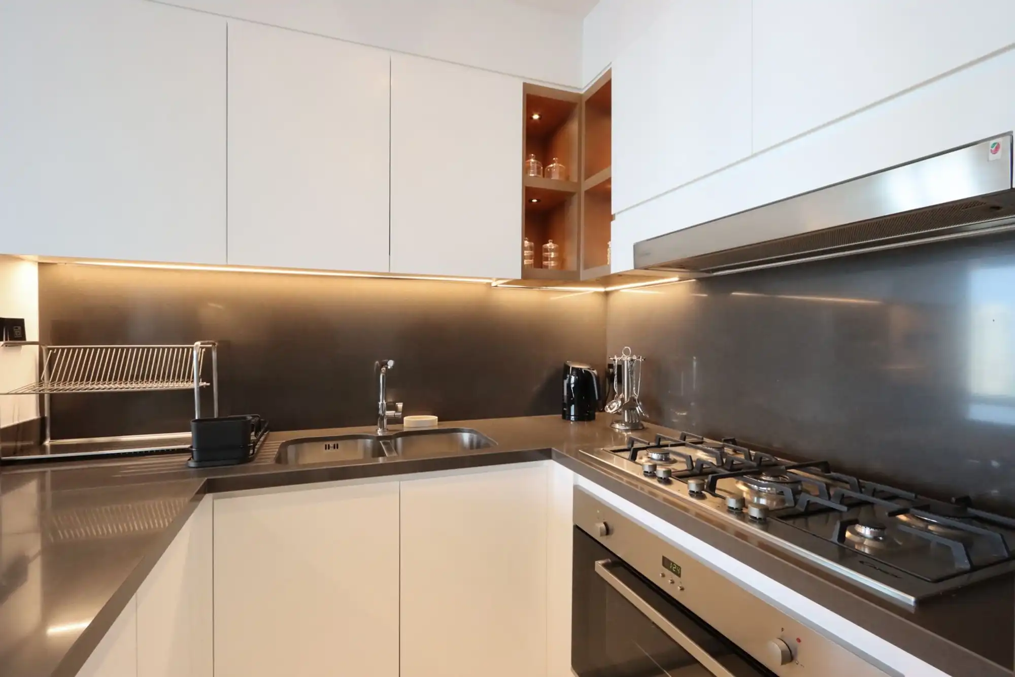 Modern 3BR with Marina & Sunset View, Dubai