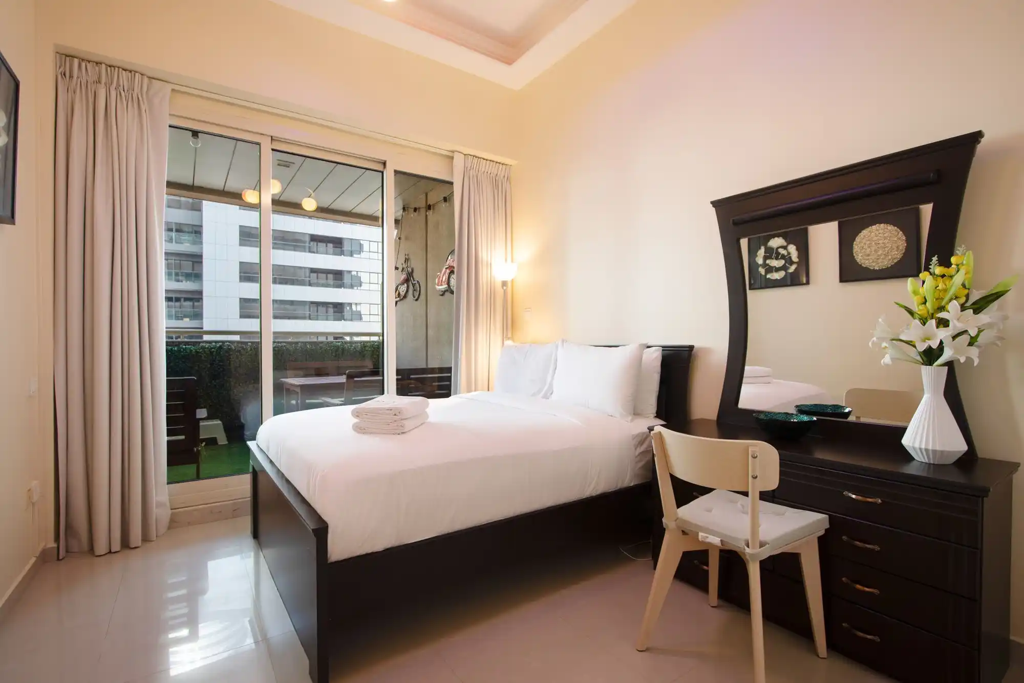Modern Loft 1BR Next to Metro & Marina Walk, Dubai