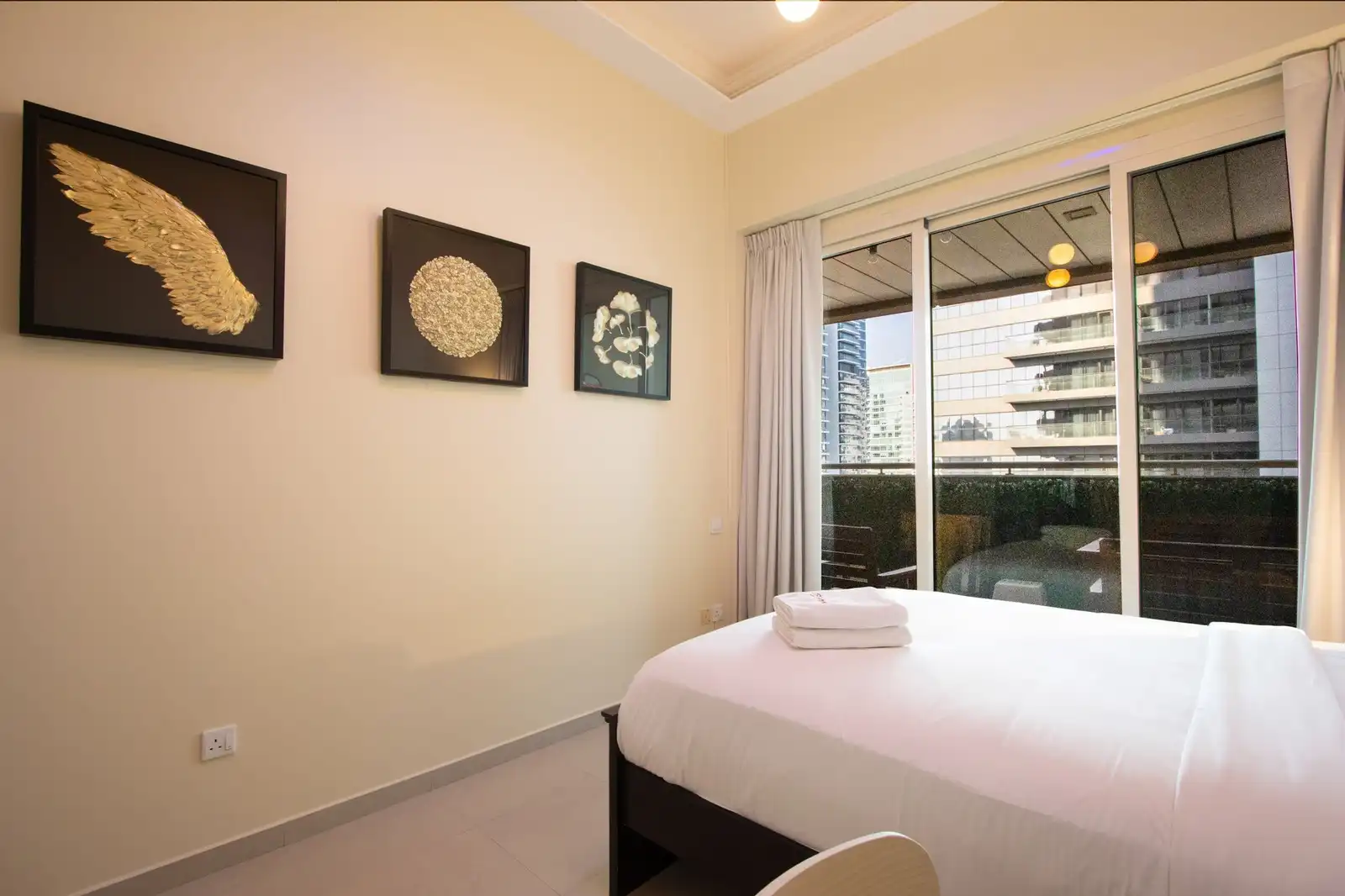 Modern Loft 1BR Next to Metro & Marina Walk, Dubai