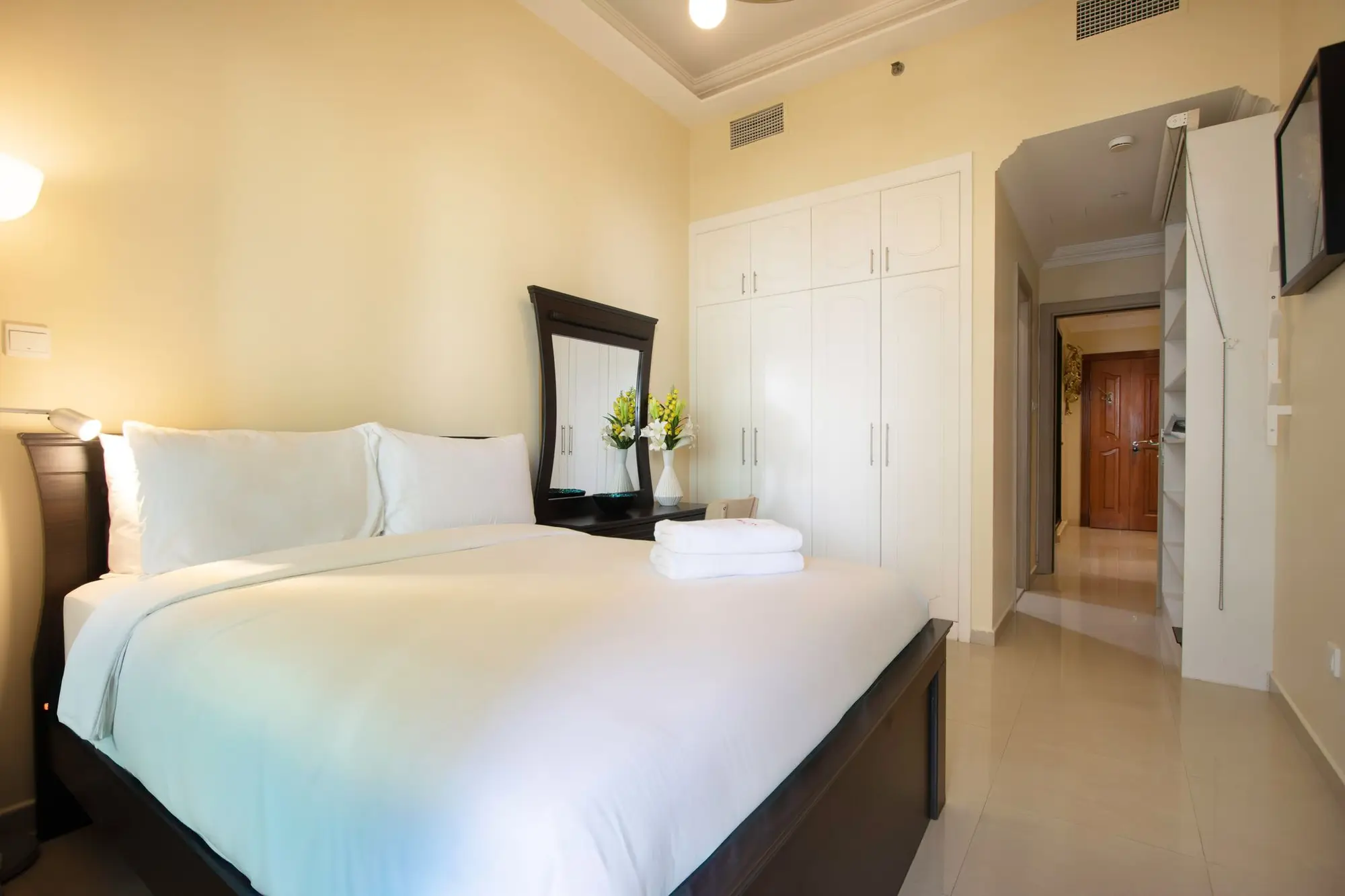 Modern Loft 1BR Next to Metro & Marina Walk, Dubai