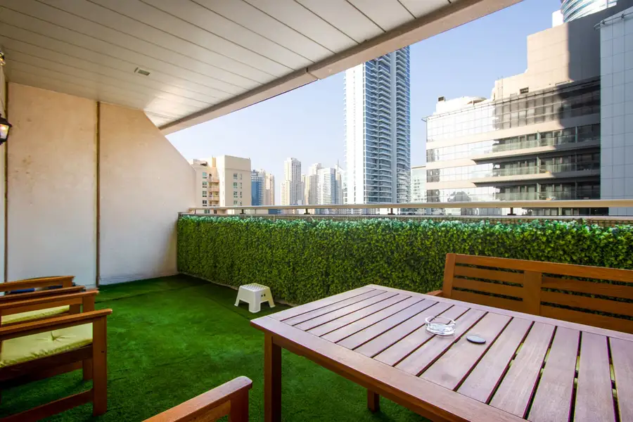 Modern Loft 1BR Next to Metro & Marina Walk, Dubai