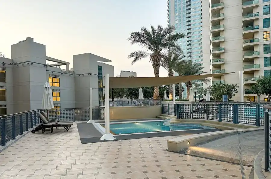 Modern Retreat in The Views with Balcony & Pool, Dubai