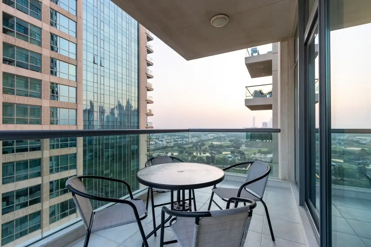 Modern Retreat in The Views with Balcony & Pool, Dubai
