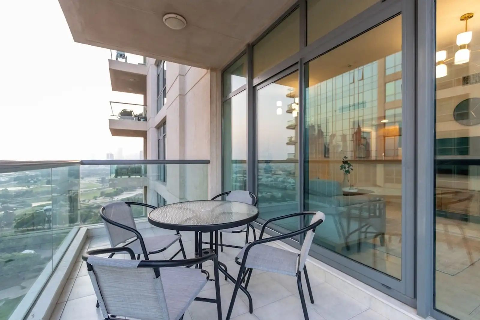 Modern Retreat in The Views with Balcony & Pool, Dubai