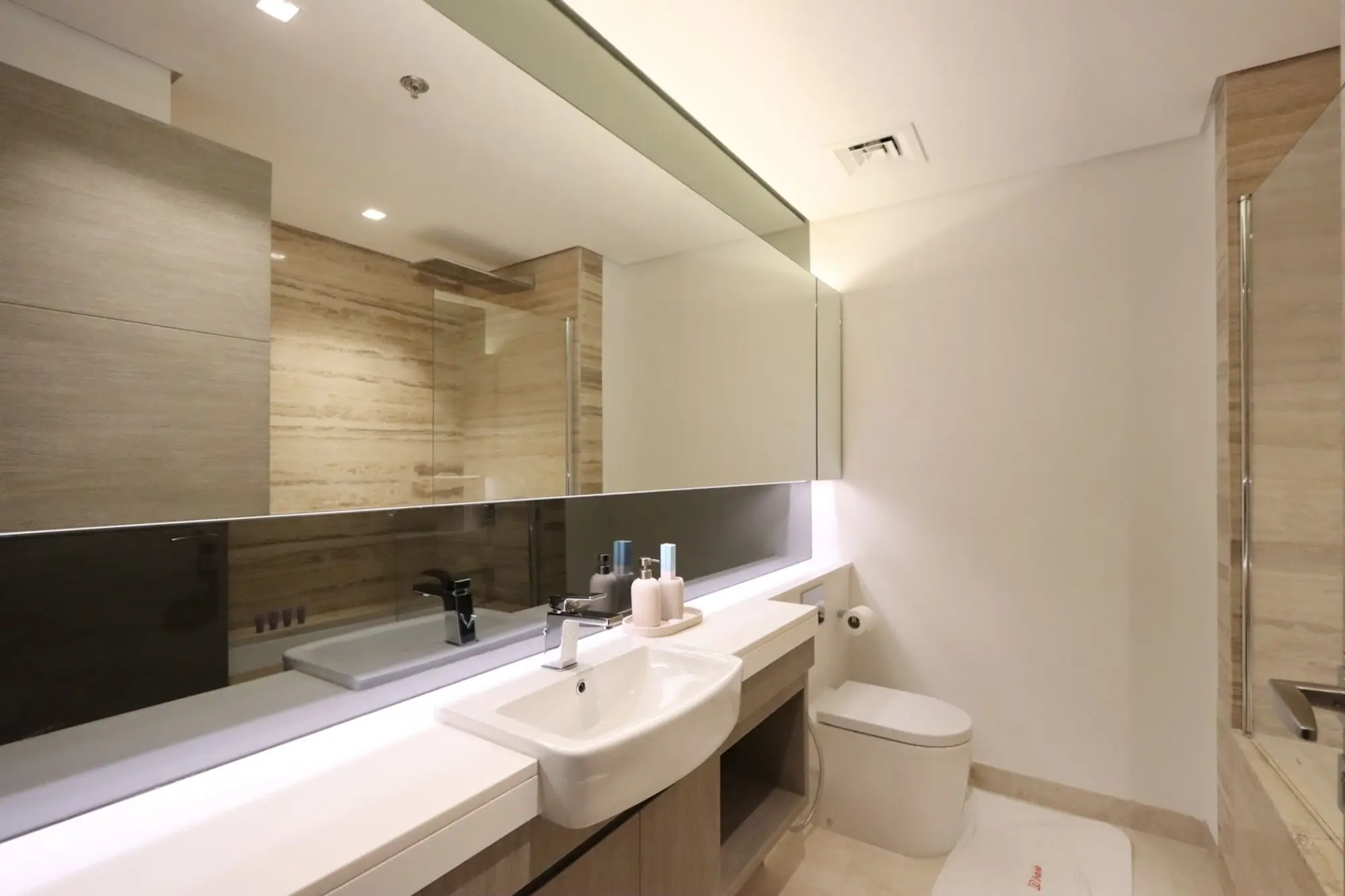 Modern Studio Near Dubai Mall, Walk to Dubai Canal, Dubai
