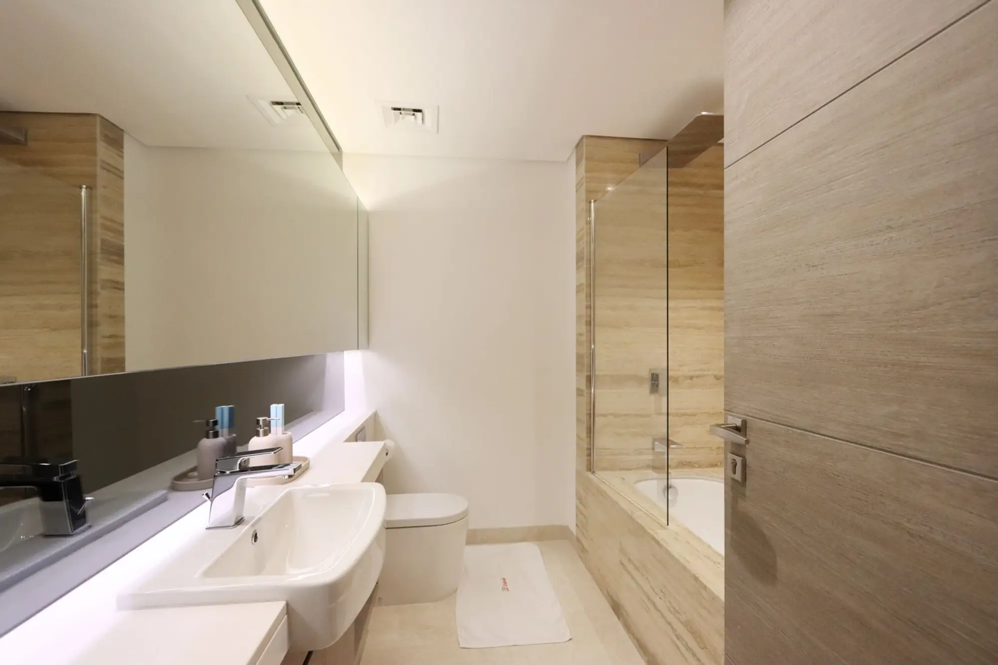 Modern Studio Near Dubai Mall, Walk to Dubai Canal, Dubai