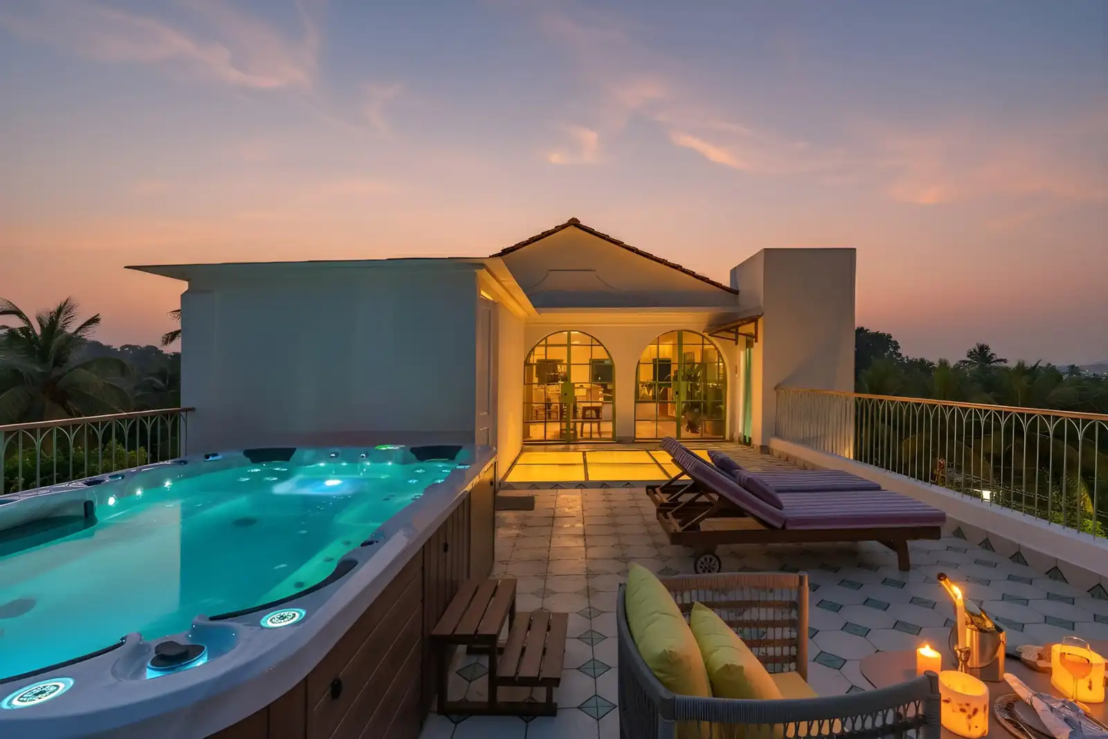 Moonstone Villa - Vagator w/ Pool & Rooftop Jacuzzi, North Goa