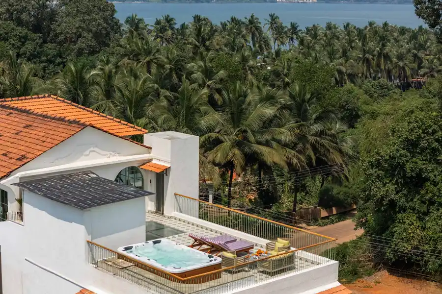 Moonstone Villa - Vagator w/ Pool & Rooftop Jacuzzi, North Goa