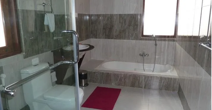 Musa Jungle Retreat Cottage | Rooms & Restaurant Bathroom